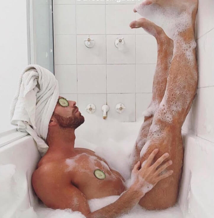 Обнаженная Ada Sanchez занимается мытьем ванной комнаты порно фото