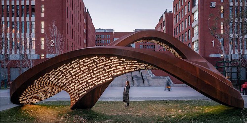 101 Farklı Dilde 'Merhaba' Yazan Heykel