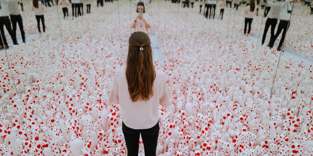Kusama'nın Yeni Sergisi Büyülüyor